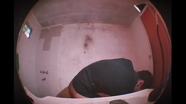 Masturbación Argentina con Pene Grande y Acabada Explícita en Baño