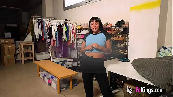 Moly se coge a su empleado mientras cumple su sueño porno